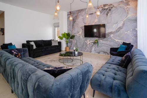 Zona de estar de YalaRent Mountainside Duplexes with Private Pool