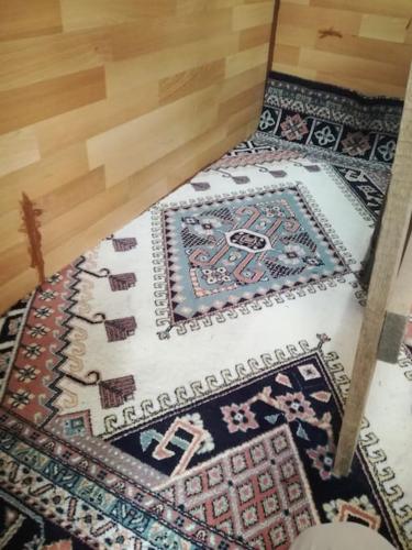 dos alfombras en el suelo en una habitación en Karavan, en Küçükkuyu