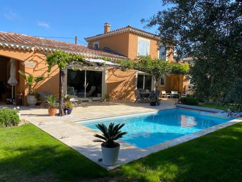Fotografia z galérie ubytovania Maison provençale avec piscine et jardin privatifs v destinácii Saumane-de-Vaucluse