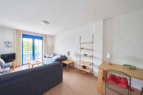 a living room with a blue couch and a living room with at Galería Tres Pinos in San José