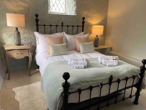 1 dormitorio con 1 cama grande y 2 toallas. en Luxury Cottage in Somerset, en Wiveliscombe