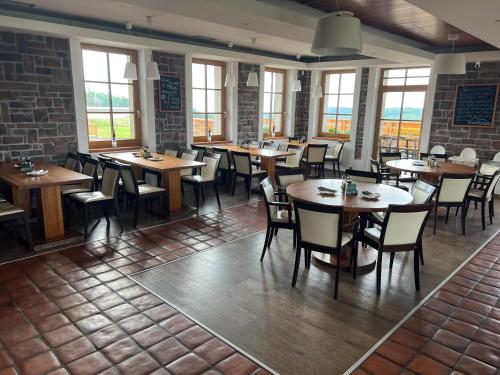 Un restaurante o sitio para comer en Hotel Krušnohorský Dvůr