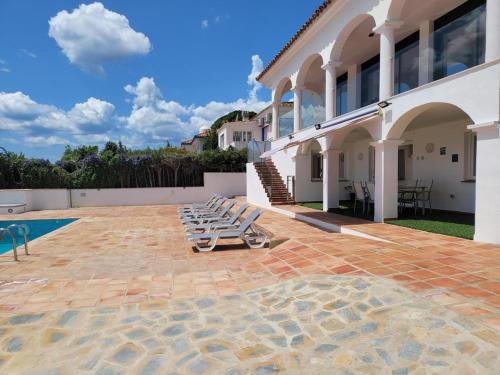 luxury apartments sea views with pool