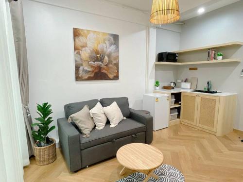 una sala de estar con un sofá y una mesa en Unwind in oldtown, private floor, near Grand Palace, en Bangkok
