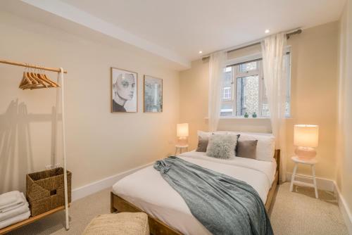 a bedroom with a bed and a window at StayLux Kensington in London