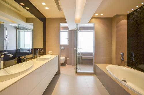 Un baño de YalaRent Mountainside Duplexes with Private Pool