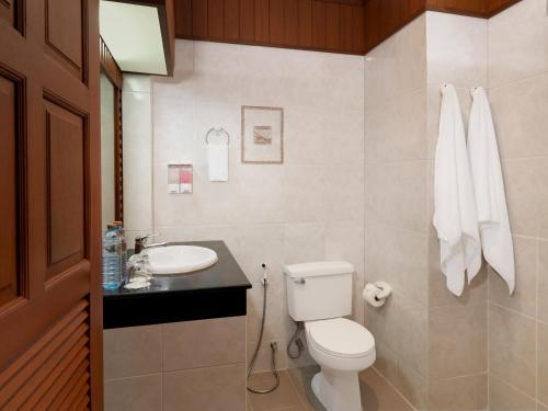 ein Badezimmer mit Toilette und Waschbecken in der Unterkunft Sun Hill Hotel Patong in Patong Beach