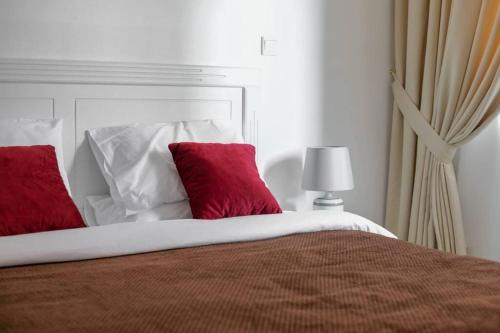 - une chambre avec un lit et des oreillers rouges dans l'établissement HUGE 2 Bedroom Apartment Beach Front (City View), à Abu Dhabi