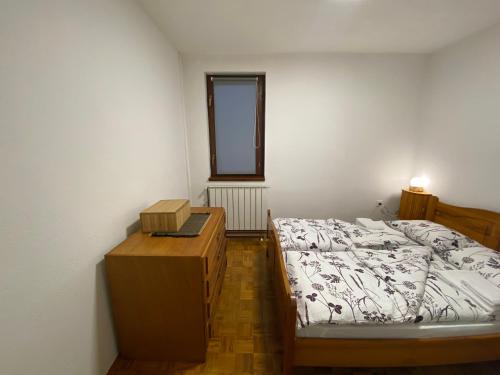 ein kleines Schlafzimmer mit einem Bett und einer Kommode in der Unterkunft Happy holiday in Visoko