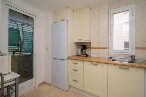 een keuken met een witte koelkast en een wastafel bij Estrella 2 1a Spaniahome in L'Alfas del Pi