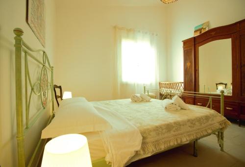a bedroom with a bed with towels on it at Villa Beatrice 25 in Siracusa