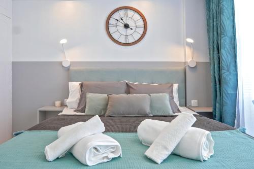 Rúm í herbergi á Modern Studio with a Sea View and Pool Access Ponderosa 801