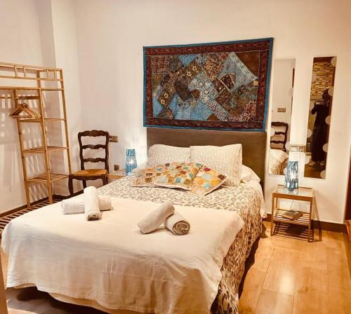 1 dormitorio con 1 cama con toallas en Laika House en Granada