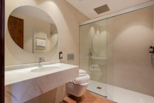 W łazience znajduje się toaleta, umywalka i prysznic. w obiekcie Santuari de Cura w mieście Randa