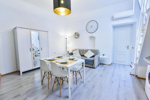 uma sala de estar com uma mesa branca e cadeiras em Welcome Varigotti - Borgo Saraceno - Libeccio em Varigotti