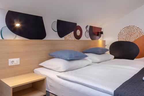 Кровать или кровати в номере Solar Beach Inn