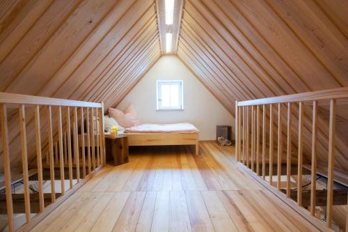 Habitación en el ático con cama y ventana en Nussanger, en Oberscheinfeld