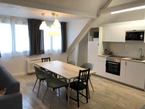 cocina y comedor con mesa y sillas en Angers - L’appartement de Marius, calme et confort, en Angers