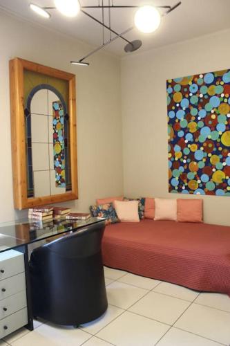 a room with a bed and a desk with a mirror at Villa Khaki in Fíkhtion