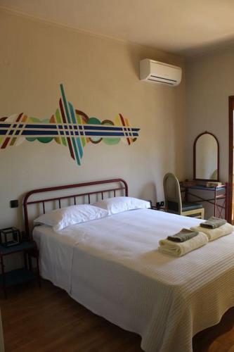 a bedroom with a bed with towels on it at Villa Khaki in Fíkhtion