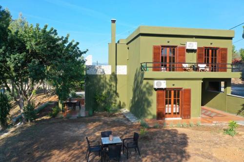 a house with chairs and a table in front of it at Villa Khaki in Fíkhtion