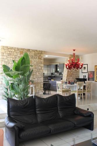 a black leather couch sitting in a living room at Villa Khaki in Fíkhtion