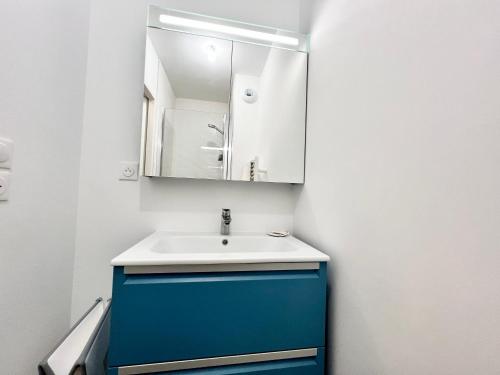 ウィッサンにあるCOC - L'Envoléeのバスルーム(洗面台、鏡付)