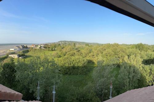 - une vue depuis le toit d'une maison arborée dans l'établissement Studio cosy vue mer et campagne, à Villers-sur-Mer