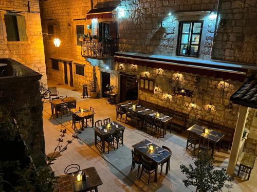 斯塔里格勒Apt Bobotovi in center of Stari Grad, Hvar的餐厅的俯视图，配有桌椅