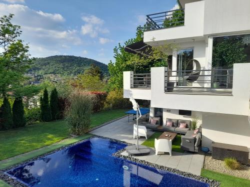 uma villa com uma piscina e uma casa em Private Family Villa em Budaörs