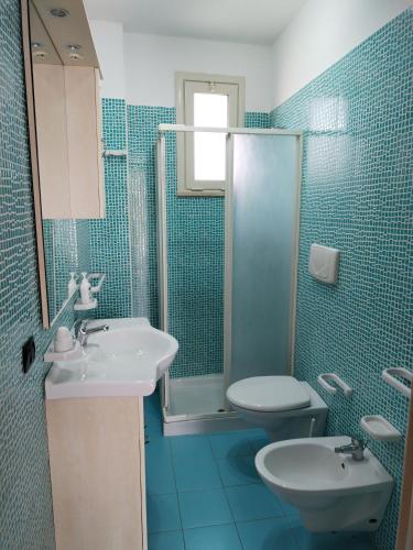 a bathroom with a sink and a shower and a toilet at Bilo Olivieri Porto Cesareo in Porto Cesareo