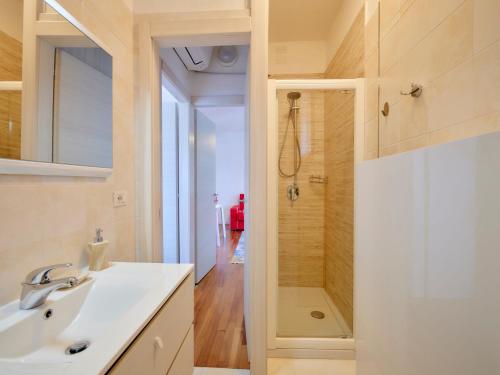 bagno con lavandino bianco e doccia di Appartamento Noal a Bardolino