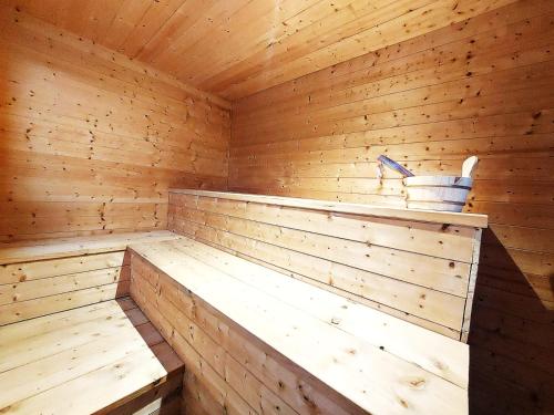 a wooden sauna with a bench and a pitcher at Las vistas del valle in Hontoba