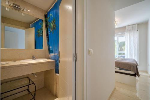 La salle de bains est pourvue d'un lavabo, d'un miroir et d'un lit. dans l'établissement Estrella 2 3 Bh, à L'Alfas del Pi