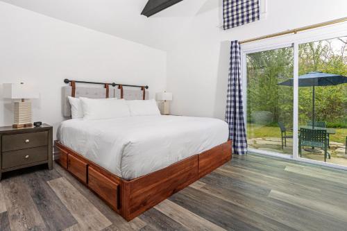 Posteľ alebo postele v izbe v ubytovaní Cozy Cape Cod House by Rock Properties
