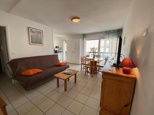 un salon avec un canapé et une table dans l'établissement Appartement T3 à 100m de l'océan, terrasse, animaux acceptés, bien aménagé pour vacances - FR-1-379-75, à Vieux-Boucau-les-Bains