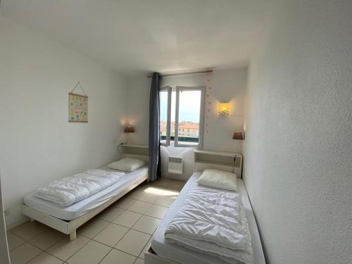 - 2 lits dans une chambre avec fenêtre dans l'établissement Appartement Vieux-Boucau-les-Bains, 3 pièces, 6 personnes - FR-1-379-75, à Vieux-Boucau-les-Bains