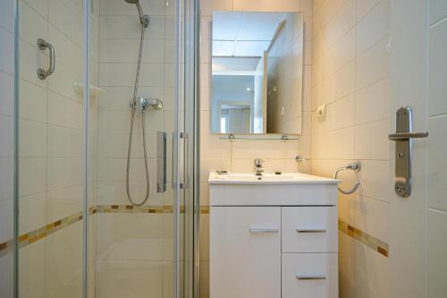 ein Bad mit einem Waschbecken und einer Dusche in der Unterkunft Estrella 2 3a Spaniahome in L'Alfas del Pi