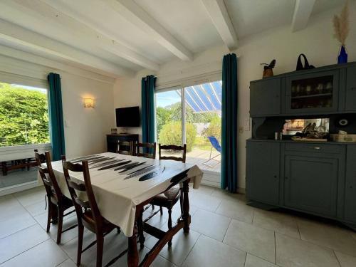 une cuisine et une salle à manger avec une table et des chaises dans l'établissement Maison de vacances lumineuse 4P à Oléron, 8 couchages, jardin, proche centre ville - ménage inclus - FR-1-246A-139, à Saint-Pierre-dʼOléron