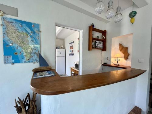 - un bar dans une cuisine avec une carte sur le mur dans l'établissement Maison de vacances lumineuse 4P à Oléron, 8 couchages, jardin, proche centre ville - ménage inclus - FR-1-246A-139, à Saint-Pierre-dʼOléron