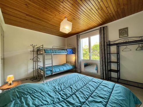 - une chambre avec un lit et des lits superposés dans l'établissement Maison de vacances lumineuse 4P à Oléron, 8 couchages, jardin, proche centre ville - ménage inclus - FR-1-246A-139, à Saint-Pierre-dʼOléron