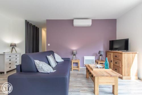 - un salon avec un canapé bleu et une table en bois dans l'établissement Gite Annecy 103- Au royaume des Castors - Appt 103, à Doussard