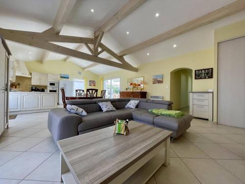un salon avec un canapé et une table dans l'établissement Maison 4 pièces près de la plage avec jardin et terrasse – 7 couchages, Saint-Denis-d’Oléron - FR-1-246A-213, à Saint-Denis-dʼOléron