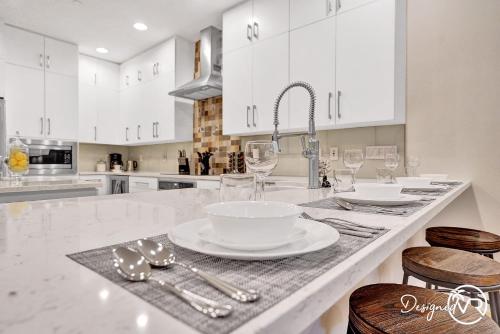 een keuken met witte kasten en een marmeren aanrecht bij Fabulous 4BR home close to beach in Fort Lauderdale