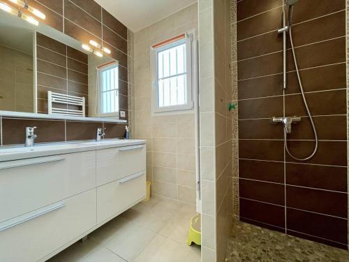 une salle de bain avec une douche, un lavabo et un miroir dans l'établissement Maison 4 pièces près de la plage avec jardin et terrasse – 7 couchages, Saint-Denis-d’Oléron - FR-1-246A-213, à Saint-Denis-dʼOléron