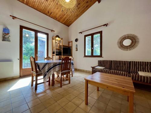 un salon avec une table et un canapé dans l'établissement Maison de village typique 6 pers, proche plage et commerces, avec terrasse, parking et ménage inclus - FR-1-246A-251, à Saint-Georges-dʼOléron