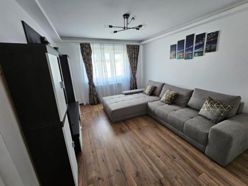 - un salon avec un canapé et une table dans l'établissement Modern Residence Scala, à Zalău