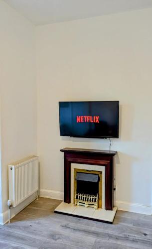 TV a/nebo společenská místnost v ubytování Ensuite Room In The City