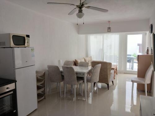 kuchnia i jadalnia ze stołem i krzesłami w obiekcie Le Lemon - 5 pers accès plage 300m - Vue mer w Bodrum