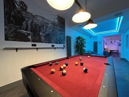 ブラックプールにあるThe White House New York Suitesのビリヤード台(ボール付)が備わります。
